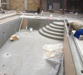 Бетонная чаша бассейна